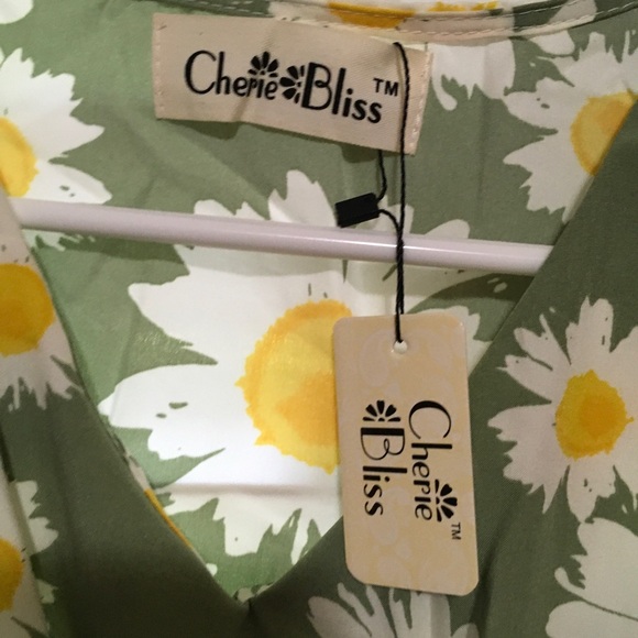 Cherie Bliss Flowing Asymmetrical Blouse. Daisy print.
Onesize fits most. US 14 - Picture 3 of 6